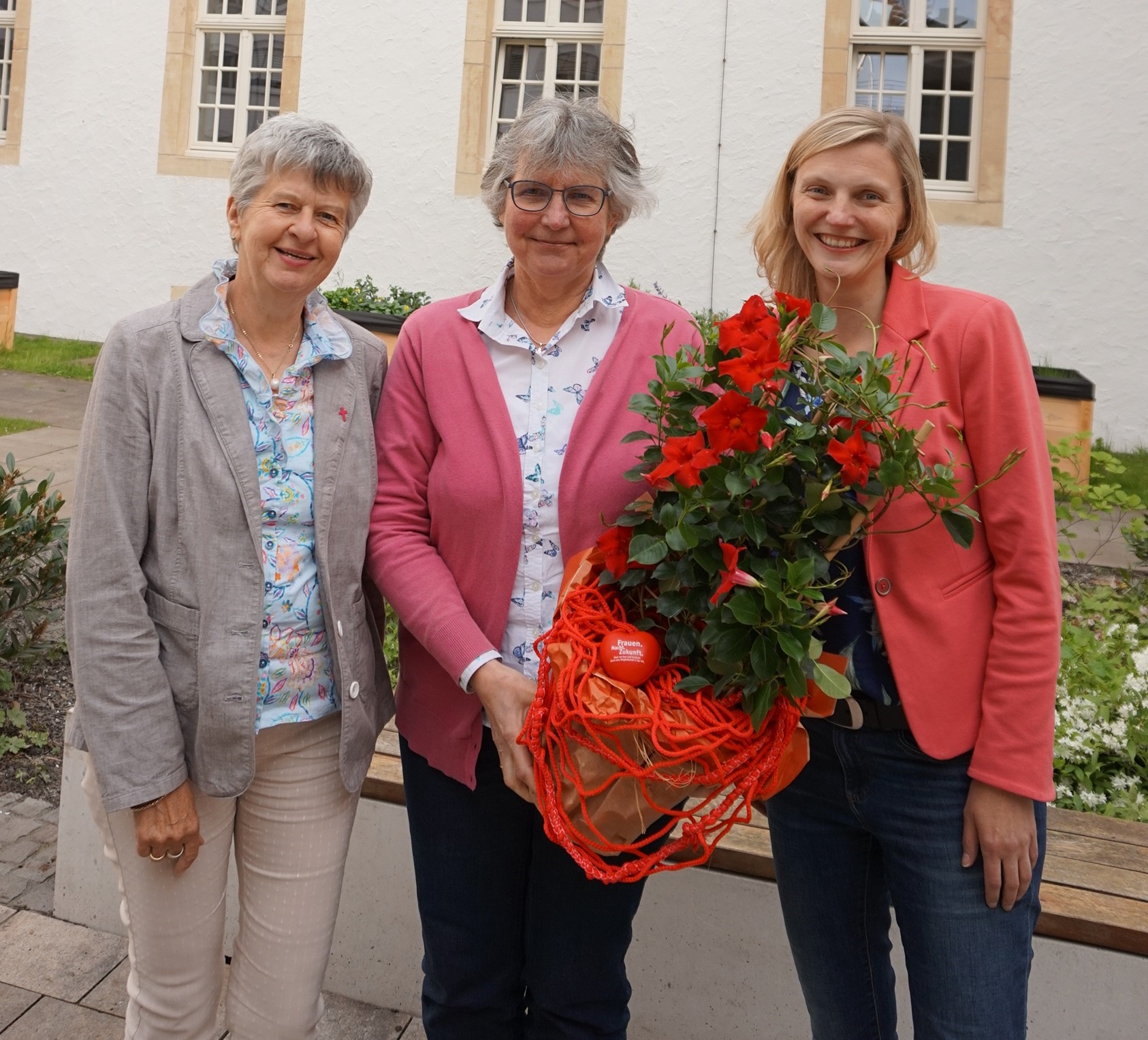 Die Diözesanreferentin Maria Schleyer (Mitte) hat 32 Jahre lang die Arbeit des kfd-Diözesanverbands geprägt. Die Diözesanvorsitzende Katharina Brechmann (li.) und die Geschäftsführerin Silvia Stiewe verabschieden sie in den Ruhestand.
