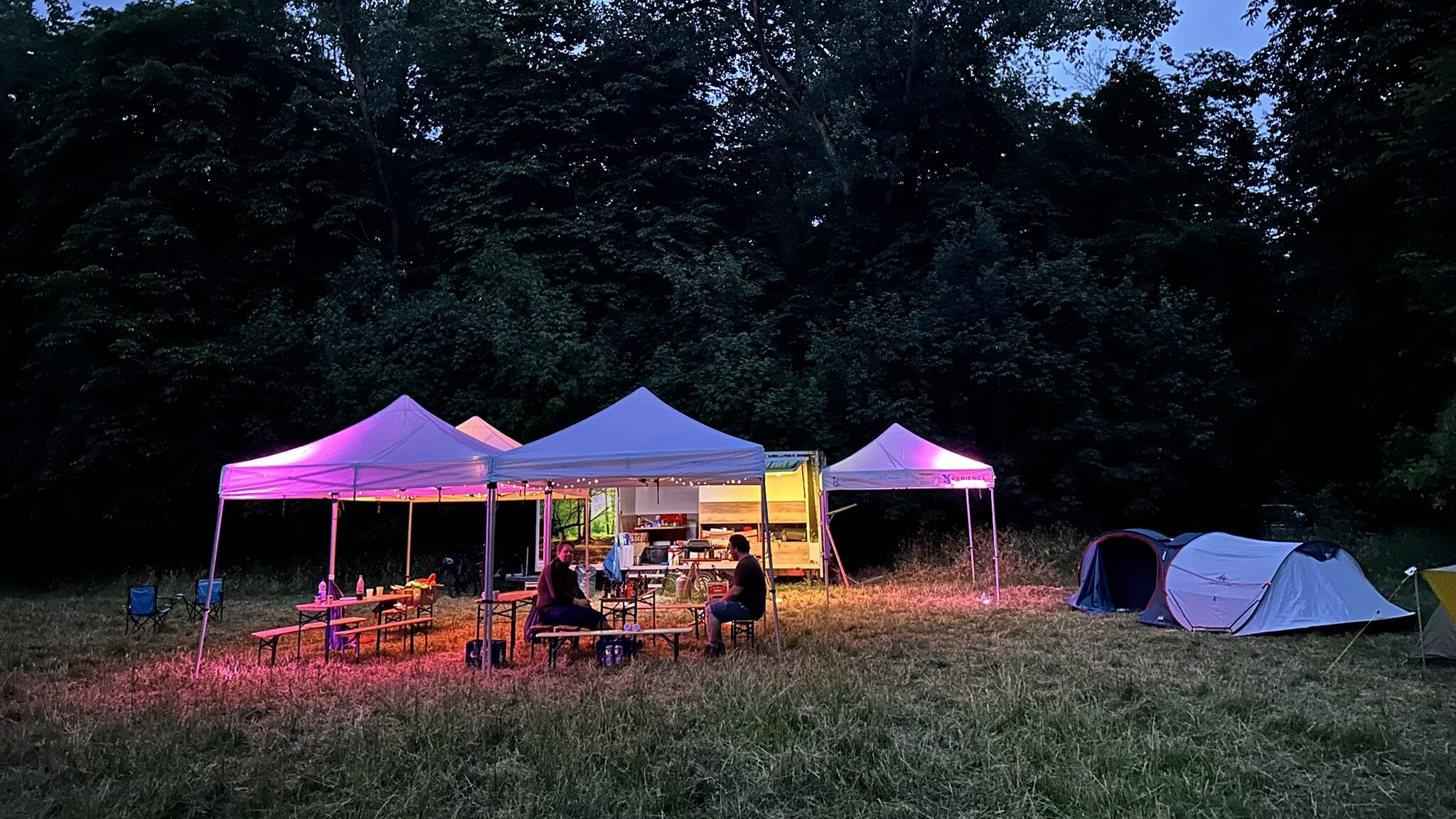 Vater-Kind-Camping-Wald-aspect-ratio-16-9