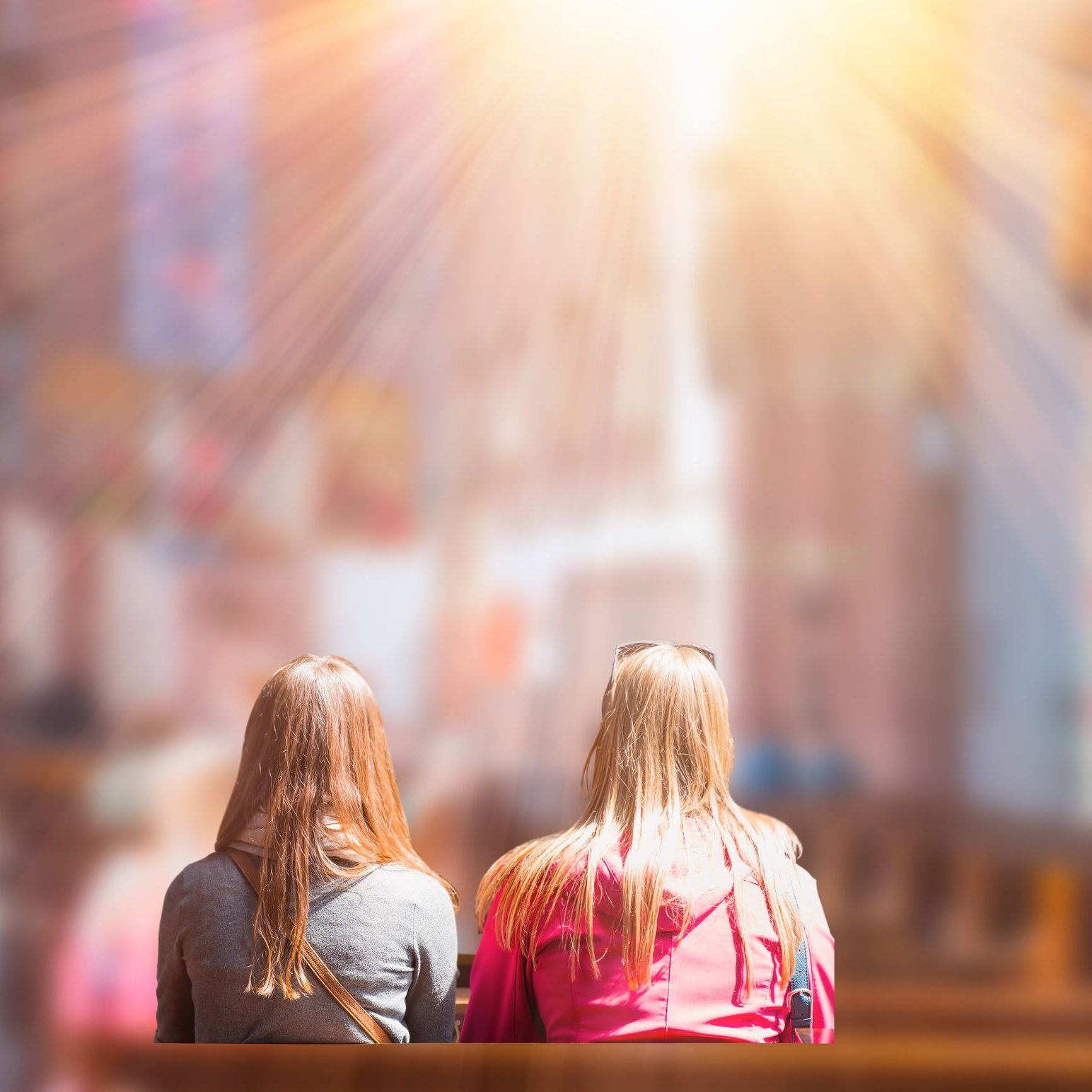 weboptimiert-junge-Menschen-in-Kirche-muratart_Shutterstock.com--scaled-aspect-ratio-1-1
